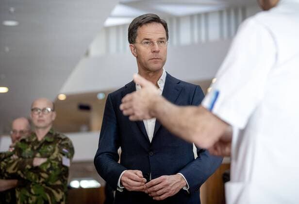 2020-03-24 16:42:17 ROTTERDAM - Mark Rutte tijdens het bezoek aan het landelijk coordinatiecentrum voor Intensive Cares in het Erasmus MC. Het onlangs geopende centrum coordineert de patientenverspreiding en beddencapaciteit tijdens de coronacrisis. ANP SEM VAN DER WAL  Copyright: xANPxSEMxVANxDERxWALx x408991696x