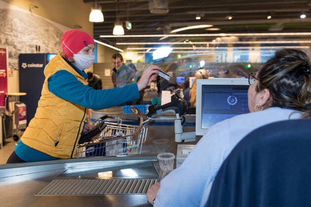 Wuerzburg, City, 21 03 2020, Coronavirus Shopping in Times of Corona Picture Day 1 of the curfew in Bavaria Numerous customers shop on Saturday 21 03 20 at the EDEKA Frischecenter Trabold in the Sanderau district of Würzburg A woman wearing a protective mask protects herself when paying at the checkout Copyright: HMBxMediax xPattyxVarasano