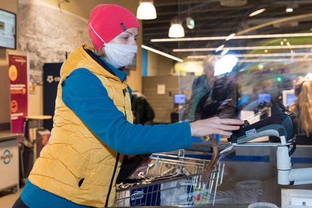 Wuerzburg, City, 21 03 2020, Coronavirus Shopping in Times of Corona Picture Day 1 of the curfew in Bavaria Numerous customers shop on Saturday 21 03 20 at the EDEKA Frischecenter Trabold in the Sanderau district of Würzburg A woman wearing a protective mask protects herself when paying at the checkout Copyright: HMBxMediax xPattyxVarasano