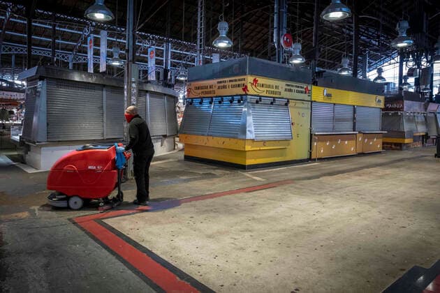 March 24, 2020, Barcelona, Catalonia, Spain: A man with a sanitary mask as a preventive measure at the La Boqueria market during the period of confinement..Barcelona faces its tenth day of confinement decreed by the Government of Spain due to the spread of the coronavirus. Barcelona Spain - ZUMAs197 20200324_zaa_s197_139 Copyright: xPacoxFreirex