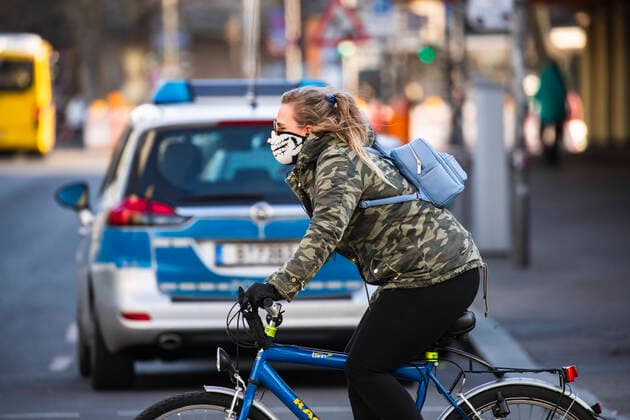 A female cyclist wearing a face mask in Berlin on 24 March 2020 In order to slow down the spread of the coronavirus COVID 19, the federal and state governments decided to impose further restrictions After museums, theatres, sporting events etc. were banned from yesterday, mee