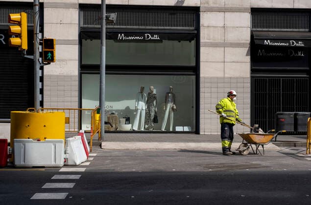 March 24, 2020, Barcelona, Catalonia, Spain: A worker is seen working on the street wearing a sanitary as a preventive measure, during the period of confinement..Barcelona faces its tenth day of confinement decreed by the Government of Spain due to the spread of the coronavirus. Barcelona Spain - ZUMAs197 20200324_zaa_s197_131 Copyright: xPacoxFreirex