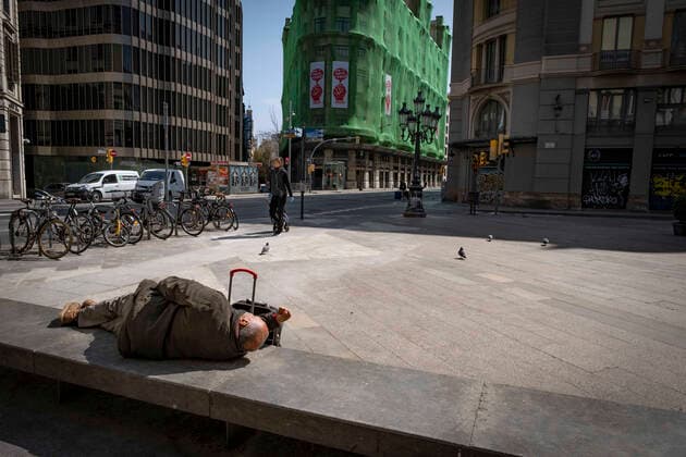News Bilder des Tages March 24, 2020, Barcelona, Catalonia, Spain: A man is seen sleeping on a public bench during the period of confinement..Barcelona faces its tenth day of confinement decreed by the Government of Spain due to the spread of the coronavirus. Barcelona Spain - ZUMAs197 20200324_zaa_s197_142 Copyright: xPacoxFreirex