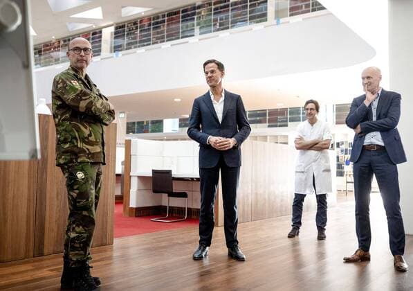 2020-03-24 16:43:32 ROTTERDAM - Mark Rutte tijdens het bezoek aan het landelijk coordinatiecentrum voor Intensive Cares in het Erasmus MC. Het onlangs geopende centrum coordineert de patientenverspreiding en beddencapaciteit tijdens de coronacrisis. ANP SEM VAN DER WAL  Copyright: xANPxSEMxVANxDERxWALx x408990926x
