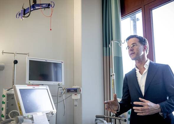 2020-03-24 16:14:17 ROTTERDAM - Mark Rutte tijdens een bezoek aan een intensive care unit in het Erasmus MC. De premier sprak met de medewerkers van het ziekenhuis ondermeer over de werkdruk tijdens de coronacrisis. ANP SEM VAN DER WAL  Copyright: xANPxSEMxVANxDERxWALx x408991083x