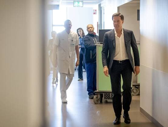 2020-03-24 16:08:07 ROTTERDAM - Mark Rutte tijdens een bezoek aan het Erasmus MC. De premier bezoekt in het ziekenhuis coronaslachtoffers op de IC en spreekt met zorgverleners. Aansluitend brengt hij een bezoek aan het nieuwe landelijk coordinatiecentrum IC s. ANP SEM VAN DER WAL  Copyright: xANPxSEMxVANxDERxWALx x408993384x