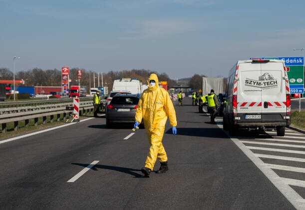Sanitary Control Point at the Polish-German border in Kolbaskowo Sanitary Control Point at the Polish-German border on March 24, 2020 in Kolbaskowo, Poland Soldiers and members of sanitary services check all the returning drivers due to the coronavirus outbreak. EN_01420817_0037 