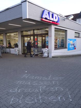 24 03 2020 Dortmund, NRW The corona crisis is intensifying The federal and state governments are issuing comprehensive guidelines In all areas of life, Dortmunds citizens are also experiencing severe restrictions With chalk, someone has hamsters vmust stay outside on the cobblestones in front of an Aldi written