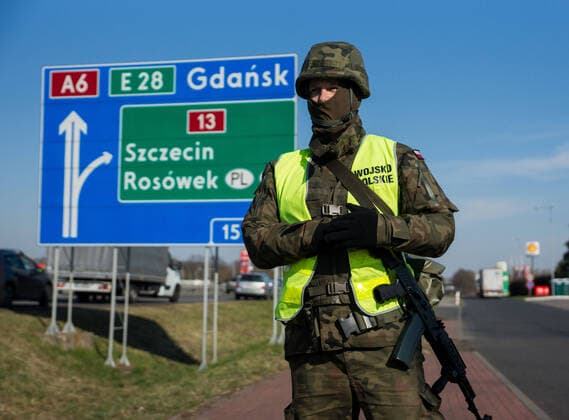 Sanitary Control Point at the Polish-German border in Kolbaskowo Sanitary Control Point at the Polish-German border on March 24, 2020 in Kolbaskowo, Poland Soldiers and members of sanitary services check all the returning drivers due to the coronavirus outbreak. EN_01420817_0040 