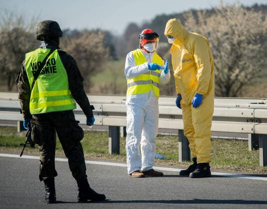 Sanitary Control Point at the Polish-German border in Kolbaskowo Sanitary Control Point at the Polish-German border on March 24, 2020 in Kolbaskowo, Poland Soldiers and members of sanitary services check all the returning drivers due to the coronavirus outbreak. EN_01420817_0047 