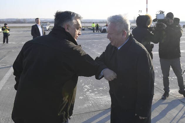 News Bilder des Tages (200324) -- BUDAPEST, March 24, 2020 (Xinhua) -- Hungarian Prime Minister Viktor Orban (L, Front) greets Chinese Ambassador to Hungary Duan Jielong with elbow-bumps at the Budapest Liszt Ferenc International Airport in Budapest, Hungary, on March 24, 2020. A new shipment from China, carrying supplies purchased by the Hungarian government to battle the COVID-19, arrived at the airport on Tuesday. (Tamas Kovacs MTI Handout via Xinhua) HUNGARY-BUDAPEST-COVID-19-MEDICAL SUPPLIES FROM CHINA-ARRIVAL 