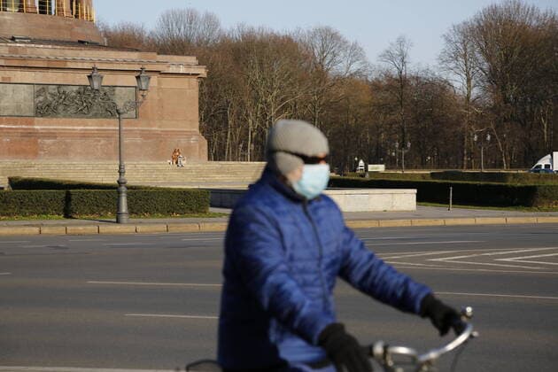 A cyclist at the Victory Column during the Corona Pandemic on 24 03 2020