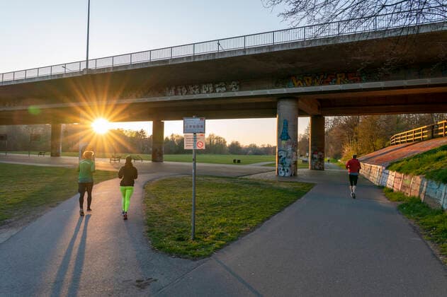 Corona Virus Pandemic, bfischu, HMB Media Schumacher, 24 03 20, Nuremberg, Germany Several athletes running, Theodor Heuss Bridge Copyright: HMBxMedia Schumacher