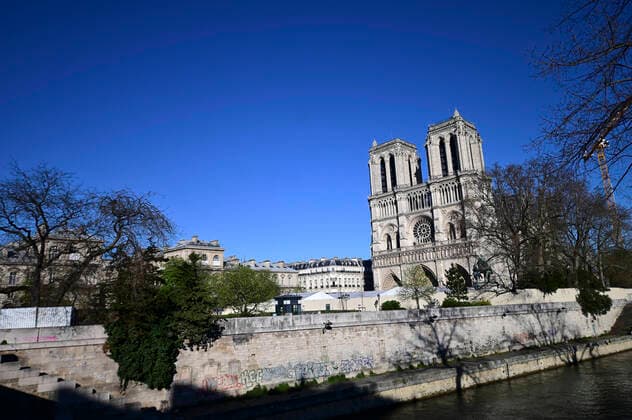 Esplanade de Notre Dame de Paris deserte NEWS : COVID 19 a Paris - 24 03 2020 JBAutissier Panoramic 