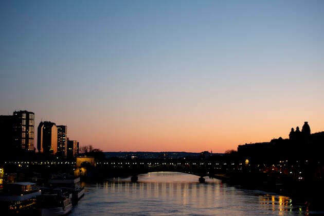 Ambiance de Paris - ambiance au coucher de soleil avec le quartier de Beaugrenelle en fond NEWS : COVID 19 a Paris - 24 03 2020 JBAutissier Panoramic 