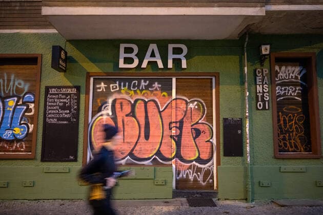 Measures to contain the coronavirus epidemic in Berlin A jogger runs in front of a closed bar in Berlin Friedrichshain during the regulation to protect against COVID 19 Coronavirus SARS CoV 2 Since 23 02 2020, a contact ban and exit restriction has been in force in Berlin to combat the spread of the coronavirus, bars, cafes and restaurants must remain closed Â Berlin Berlin Germany