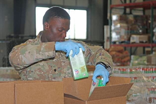March 22, 2020 - Sacramento, California, USA - Spc. Kevin K. Brooks of the California Army National Guards 115th Regional Support Group places food in boxes March 21 along with other Guardsmen at the Sacramento Food Bank & Family Service in Sacramento, California. California Guardsmen were activated to assist the state during the recent COVID-19 outbreak. Sacramento USA - ZUMAz03_ 20200322_sha_z03_960 Copyright: xU.S.xArmyx