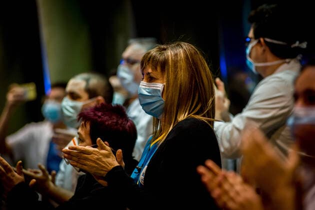 March 24, 2020, Barcelona, Catalonia, Spain: Health workers from the Hospital Clinic de Barcelona take to the streets to applaud the people who cheer them up from the balconies every day at 8pm. SpainÃ¢â‚¬â ¢s coronavirus victims rise by 514 in a day, with 2,700 dead and nearly 40,000 infections Barcelona Spain - ZUMAb137 20200324_zap_b137_004 Copyright: xJordixBoixareux
