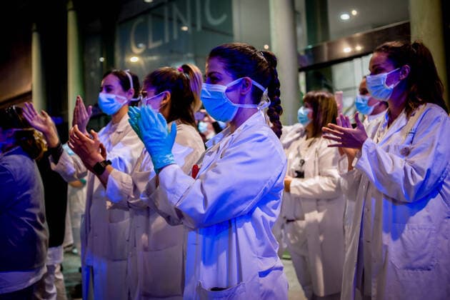 March 24, 2020, Barcelona, Catalonia, Spain: Health workers from the Hospital Clinic de Barcelona take to the streets to applaud the people who cheer them up from the balconies every day at 8pm. SpainÃ¢â‚¬â ¢s coronavirus victims rise by 514 in a day, with 2,700 dead and nearly 40,000 infections Barcelona Spain - ZUMAb137 20200324_zap_b137_005 Copyright: xJordixBoixareux