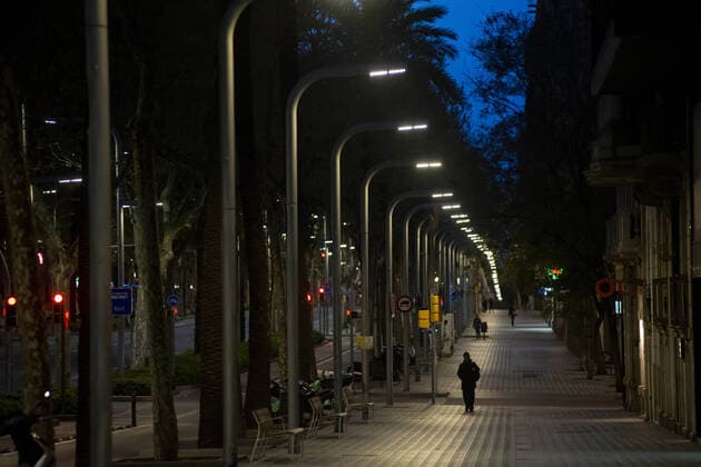 March 24, 2020, Barcelona, Catalonia, Spain: A man passes by the empty Avinguda Diagonal street in Barcelona. SpainÃ¢â‚¬â ¢s coronavirus victims rise by 514 in a day, with 2,700 dead and nearly 40,000 infections Barcelona Spain - ZUMAb137 20200324_zap_b137_012 Copyright: xJordixBoixareux