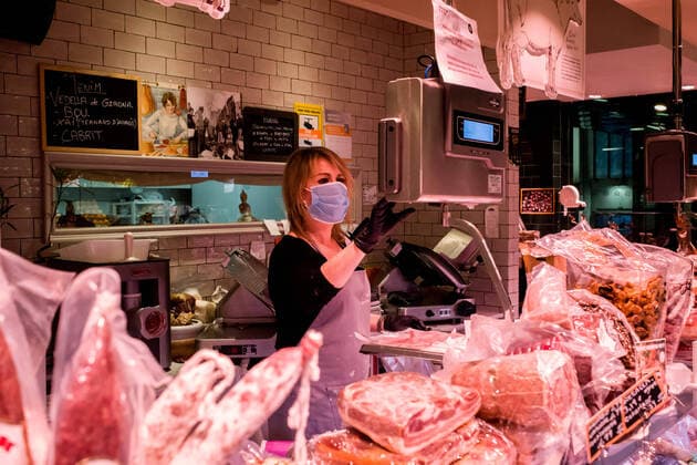 March 24, 2020, Barcelona, Catalonia, Spain: A shop assistant wearing a protective face mask in a butcher shop in a Barcelona market. SpainÃ¢â‚¬â ¢s coronavirus victims rise by 514 in a day, with 2,700 dead and nearly 40,000 infections Barcelona Spain - ZUMAb137 20200324_zap_b137_015 Copyright: xJordixBoixareux