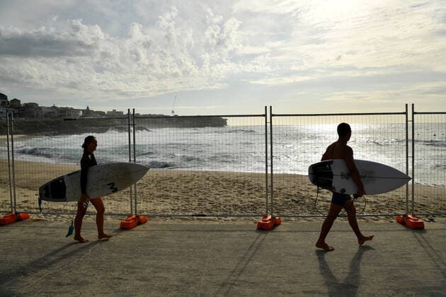 AUSTRALIA CORONAVIRUS COVID-19, Surfers walk past fencing at the closed off Bronte Beach in Sydney, Tuesday, March 24, 2020. A shutdown of non-essential services is in effect Australia wide in a bid to slow the spread of the coronavirus (COVID-19) disease, with the state of NSW recording 818 positive tested cases. ( NO ARCHIVING, EDITORIAL USE ONLY, NO USE IN BOOKS WITHOUT CONSENT SYDNEY NSW AUSTRALIA  Copyright: xJOELxCARRETTx 20200325001459257543