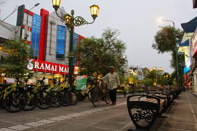 Covid 19 hit tourism in Yogyakarta, Indonesia. Taken picture at Malioboro Street is an icon of tourism in the Yogyakarta, Indonesia is devoid of tourist visits due to the spread of corona virus (Covid-19), on March 24, 2020. Usually the road is filled with thousands of domestic and foreign tourists every day. (Photo by Devi Rahman INA Photo Agency imago images) 