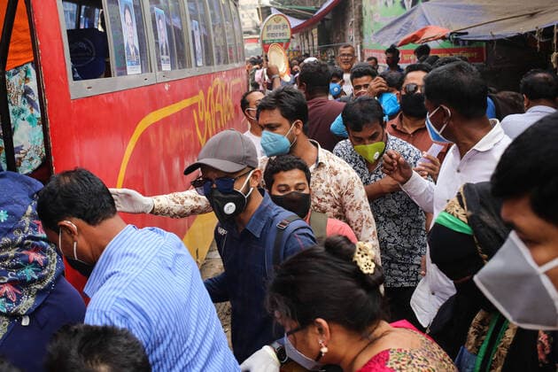 Bangladesh: COVID-19 emergency in Dhaka City People wear facemasks as they leaving capital city from Gulistan Bus Terminal because of amid spread of the COVID-19. Death toll raised to 4 and 39 people were reported infected by COVID-19 till now. Dhaka Dhaka Bangladesh Copyright: Md.xRakibulxHasan
