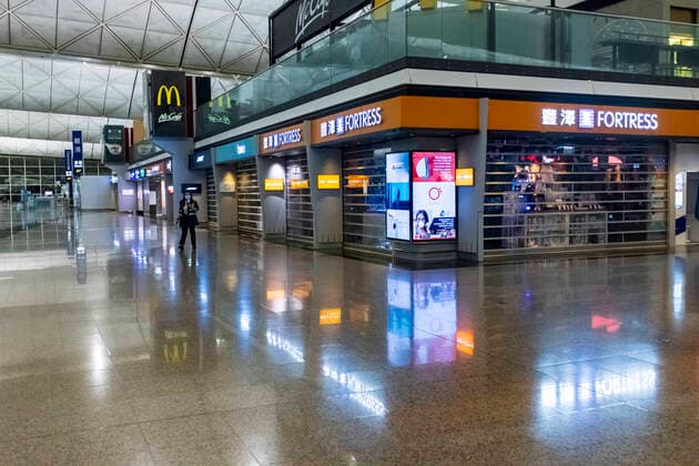 March 25, 2020, Hong Kong, China: Airport shops are closed to the public due to the spread of the coronavirus..Temporally 14 days new measures in response to the latest situation of COVID-19 started on March 25, 2020, including compulsory quarantine for HK residents; Stop entry for non-Hong Kong residents from overseas and suspend all transit services along with limited service provided from the airport shops and restaurants. Hong Kong China - ZUMAs197 20200325_zaa_s197_014 Copyright: xMayxJamesx