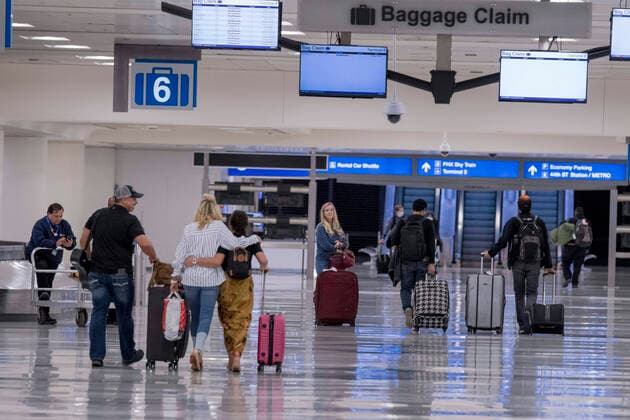 March 24, 2020, Phoenix, Arizona, U.S: Travelers collect their luggage at a sparsely populated Sky Harbor International Airport in Phoenix, Arizona, as people worldwide stay home in large numbers in an attempt to slow the rapid spread of Covid-19 Corona Virus, March 24, 2020. Phoenix U.S. - ZUMAd90_ 20200324_zap_d90_005 Copyright: xRickxD™Eliax