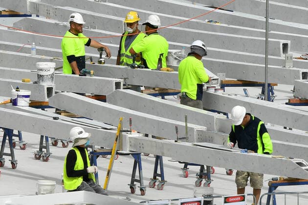 AUSTRALIA CORONAVIRUS COVID-19, Construction workers at the Barangaroo development in Sydney, Tuesday, March 24, 2020. A shutdown of non-essential services is in effect Australia wide in a bid to slow the spread of the coronavirus (COVID-19) disease, with the state of NSW recording 818 positive tested cases. ( NO ARCHIVING, EDITORIAL USE ONLY, NO USE IN BOOKS WITHOUT CONSENT SYDNEY NSW AUSTRALIA  Copyright: xJOELxCARRETTx 20200325001459286012