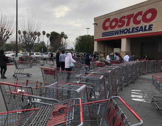 News Bilder des Tages Hundreds of local seniors wait in line as Costco opens up a hour early for them to shop for the first time Tuesday, March 24,2020. Van Nuys CA USA. Costco will be open Tuesdays and Thursday at 8-9am to help the 65 and over people to help them get what they need. Van Nuys USA - ZUMAbl1_ 20200324_zaf_bl1_002 Copyright: xGenexBlevinsx