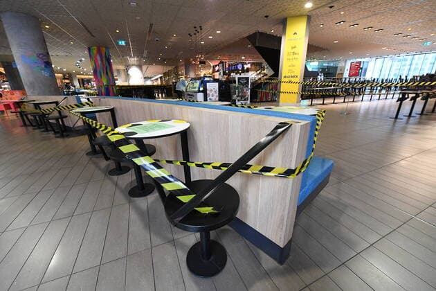 AUSTRALIA CORONAVIRUS COVID-19, General view seats tapped off from the public in a food court in Melbourne Central shopping centre in Melbourne, Wednesday, March, 25, 2020. A shutdown of non-essential services is in effect Australia wide in a bid to slow the spread of the coronavirus (COVID-19) disease. ( NO ARCHIVING, EDITORIAL USE ONLY, NO USE IN BOOKS WITHOUT CONSENT MELBOURNE VICTORIA AUSTRALIA  Copyright: xJAMESxROSSx 20200325001459397850
