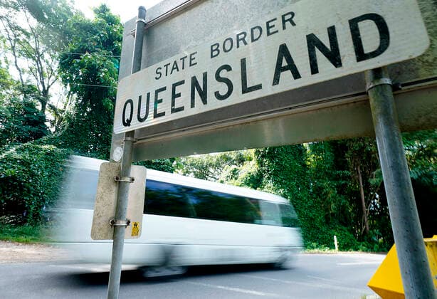 QLD BORDER CLOSURE, A mini bus passes a border crossing sign on the Queensland New South Wales border Wednesday, March 25, 2020. The Queensland border will close at midnight on Wednesday as authorities try to stop the spread of COVID-19. ( NO ARCHIVING, EDITORIAL USE ONLY, NO USE IN BOOKS WITHOUT CONSENT BRISBANE QLD AUSTRALIA  Copyright: xDAVExHUNTx 20200325001459415402