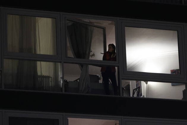 (200325) -- BRUSSELS, March 25, 2020 -- A citizen applauses at the balcony to show respect to the people working at the frontline combating the COVID-19 pandemic in Brussels, Belgium, March 24, 2020. ) BELGIUM-BRUSSELS-COVID-19-CITIZENS ZhengxHuansong 