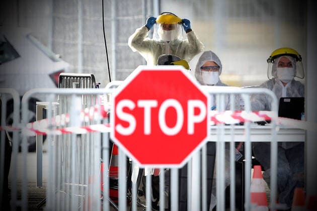 News Bilder des Tages (200325) -- LISBON, March 25, 2020 -- Medical workers work at a COVID-19 drive-through screening center in Lisbon, Portugal, on March 24, 2020. COVID-19, caused by the novel coronavirus, has infected 2,362 people and killed 33 in Portugal, according to the latest from the health authorities. (Photo by Xinhua) PORTUGAL-LISBON-DRIVE THROUGH-SCREENING CENTER PedroxFiuza 