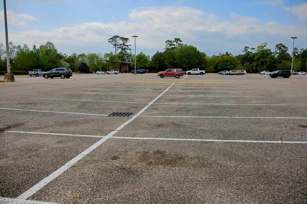 (200325) -- HOUSTON, March 25, 2020 (Xinhua) -- Photo taken on March 24, 2020 shows a nearly empty downtown parking lot in Houston, Texas, the United States. A stay home - work safe order has been issued on Tuesday for the fourth largest U.S. city of Houston and Harris County where the city is located to help fight the spread of COVID-19. The order will go into effect at 11:59 p.m. Tuesday night and will last until April 3. (Photo by Lao Chengyue Xinhua) U.S.-TEXAS-HOUSTON-STAY HOME ORDER 