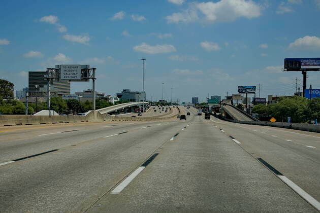 News Bilder des Tages (200325) -- HOUSTON, March 25, 2020 (Xinhua) -- Fewer cars are on highway in Houston, Texas, the United States, March 24, 2020. A stay home - work safe order has been issued on Tuesday for the fourth largest U.S. city of Houston and Harris County where the city is located to help fight the spread of COVID-19. The order will go into effect at 11:59 p.m. Tuesday night and will last until April 3. (Photo by Lao Chengyue Xinhua) U.S.-TEXAS-HOUSTON-STAY HOME ORDER 