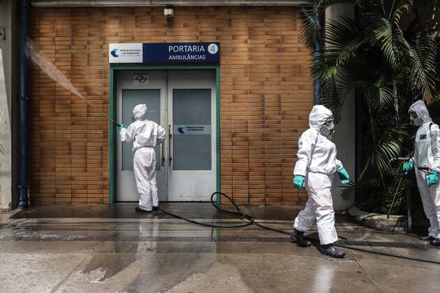 (200325) -- SAO PAULO, March 25, 2020 (Xinhua) -- Staff members conduct disinfection at the Clinicas Hospital in Sao Paulo, Brazil, March 24, 2020. The death toll from COVID-19 in Brazil has climbed to 46, with a total of 2,201 people infected, the Brazilian Health Ministry said on Tuesday. (Photo by Rahel Patrasso Xinhua) BRAZIL-SAO PAULO-COVID-19 