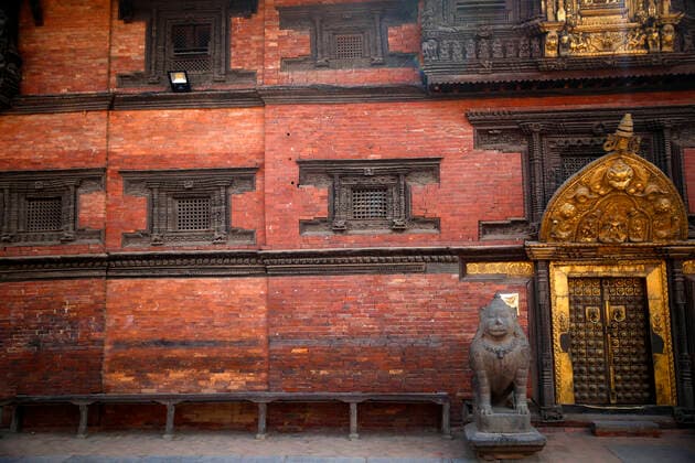 March 25, 2020, Lalitpur, Nepal: Empty benches are pictured at Patan Durbar Square, a UNESCO World Heritage Site on the second day of the week long nationwide lockdown in an effort to control the spread of COVID-19 in Lalitpur, Nepal on Wednesday, March 25, 2020. Lalitpur Nepal - ZUMAg200 20200325_zap_g200_004 Copyright: xSkandaxGautamx