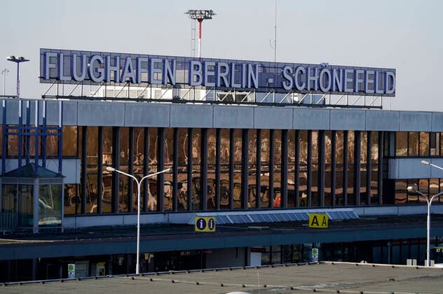 Many aircraft remain on the ground at Berlin Schoenefeld Airport Due to the corona crisis, passenger numbers have collapsed at Tegel and Schoenefeld This Tuesday, more than 80 per cent of scheduled flights were cancelled at Tegel, and a good half at the smaller Schoenefeld Airport Berlin, 24 03 2020 Foto:xT.xBartillax xFuturexImage