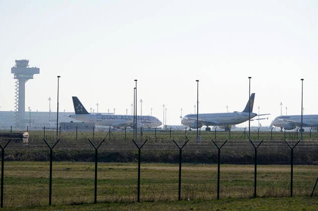 Many aircraft remain on the ground at Berlin Schoenefeld Airport Due to the corona crisis, passenger numbers have collapsed at Tegel and Schoenefeld This Tuesday, more than 80 per cent of scheduled flights were cancelled at Tegel, and a good half at the smaller Schoenefeld Airport Berlin, 24 03 2020 Foto:xT.xBartillax xFuturexImage