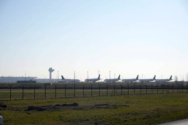 Many aircraft remain on the ground at Berlin Schoenefeld Airport Due to the corona crisis, passenger numbers have collapsed at Tegel and Schoenefeld This Tuesday, more than 80 per cent of scheduled flights were cancelled at Tegel, and a good half at the smaller Schoenefeld Airport Berlin, 24 03 2020 Foto:xT.xBartillax xFuturexImage