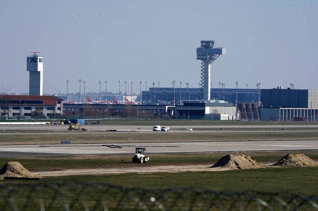 Many aircraft remain on the ground at Berlin Schoenefeld Airport Due to the corona crisis, passenger numbers have collapsed at Tegel and Schoenefeld This Tuesday, more than 80 per cent of scheduled flights were cancelled at Tegel, and a good half at the smaller Schoenefeld Airport Berlin, 24 03 2020 Foto:xT.xBartillax xFuturexImage
