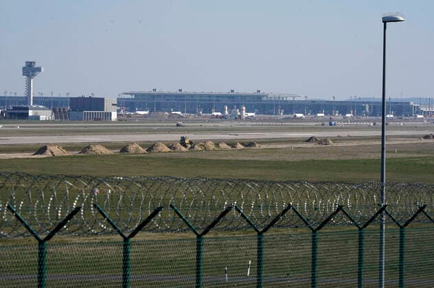 Many aircraft remain on the ground at Berlin Schoenefeld Airport Due to the corona crisis, passenger numbers have collapsed at Tegel and Schoenefeld This Tuesday, more than 80 per cent of scheduled flights were cancelled at Tegel, and a good half at the smaller Schoenefeld Airport Berlin, 24 03 2020 Foto:xT.xBartillax xFuturexImage