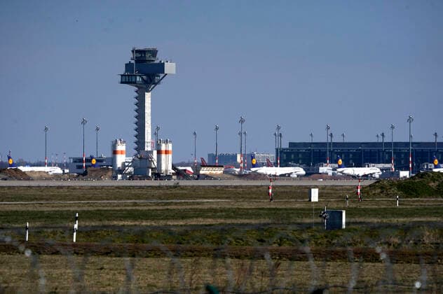 Many aircraft remain on the ground at Berlin Schoenefeld Airport Due to the corona crisis, passenger numbers have collapsed at Tegel and Schoenefeld This Tuesday, more than 80 per cent of scheduled flights were cancelled at Tegel, and a good half at the smaller Schoenefeld Airport Berlin, 24 03 2020 Foto:xT.xBartillax xFuturexImage