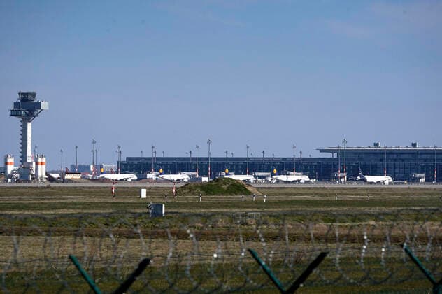 Many aircraft remain on the ground at Berlin Schoenefeld Airport Due to the corona crisis, passenger numbers have collapsed at Tegel and Schoenefeld This Tuesday, more than 80 per cent of scheduled flights were cancelled at Tegel, and a good half at the smaller Schoenefeld Airport Berlin, 24 03 2020 Foto:xT.xBartillax xFuturexImage
