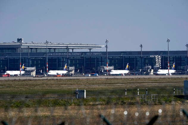 Many aircraft remain on the ground at Berlin Schoenefeld Airport Due to the corona crisis, passenger numbers have collapsed at Tegel and Schoenefeld This Tuesday, more than 80 per cent of scheduled flights were cancelled at Tegel, and a good half at the smaller Schoenefeld Airport Berlin, 24 03 2020 Foto:xT.xBartillax xFuturexImage