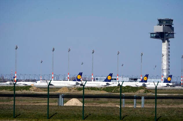 Many aircraft remain on the ground at Berlin Schoenefeld Airport Due to the corona crisis, passenger numbers have collapsed at Tegel and Schoenefeld This Tuesday, more than 80 per cent of scheduled flights were cancelled at Tegel, and a good half at the smaller Schoenefeld Airport Berlin, 24 03 2020 Foto:xT.xBartillax xFuturexImage