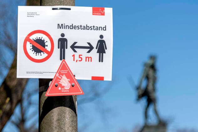 Information sign on the minimum distance because of the corona crisis in the Nuremberg city park, 24 03 2020 Foto:xD.xAnoraganingrumx xFuturexImage